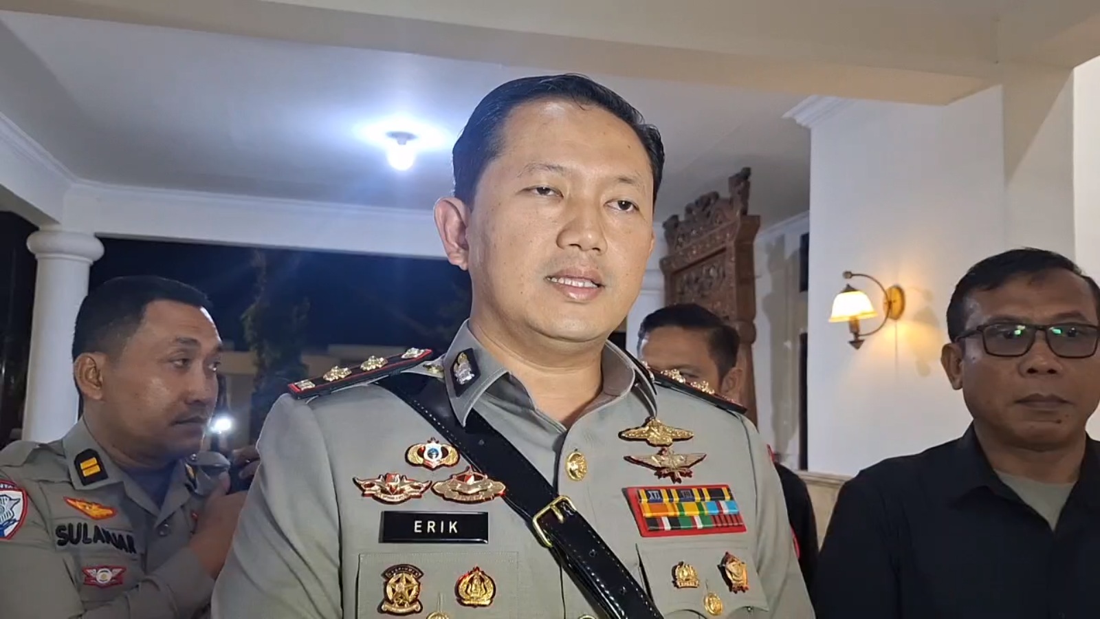 Kapolres Magetan AKBP Raden Erik Bangun Prakasa memberikan keterangan terkait perkembangan penyidikan kecelakaan KA Malioboro Ekspres, Senin (26/5). FOTO: APRILITA SARI/RADAR MAGETAN