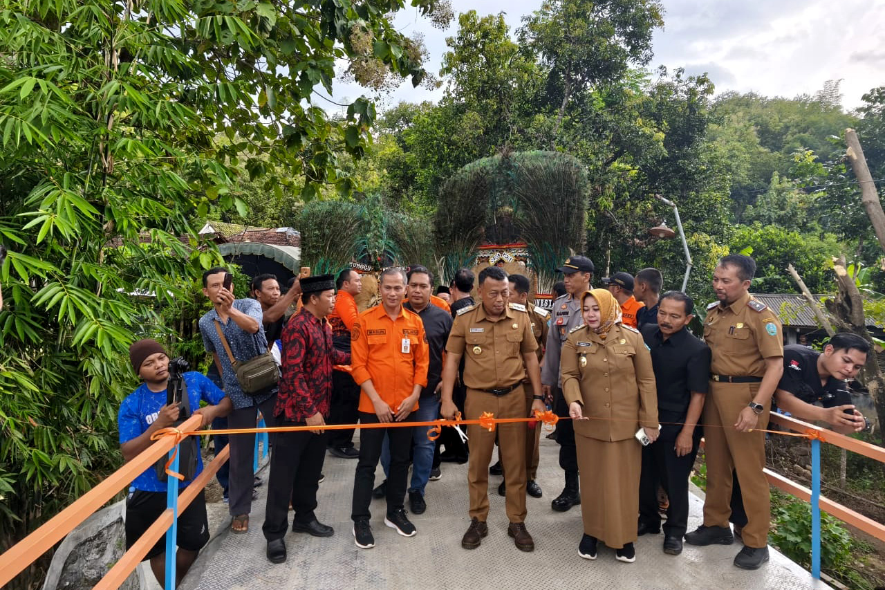 PASCA BENCANA: Bupati Ponorogo Sugiri Sancoko (tengah) didampingi Wabup Lisdyarita saat meresmikan Jembatan Munggu di Desa Munggu, Kecamatan Bungkal beberapa waktu lalu.
