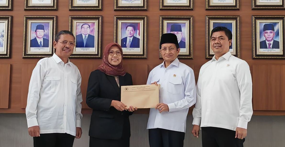 Rektor IAIN Ponorogo Prof Evi Muafiah menerima SK dari Menteri terkait ganti nama jadi UIN Kiai Ageng Muhammad Besari.