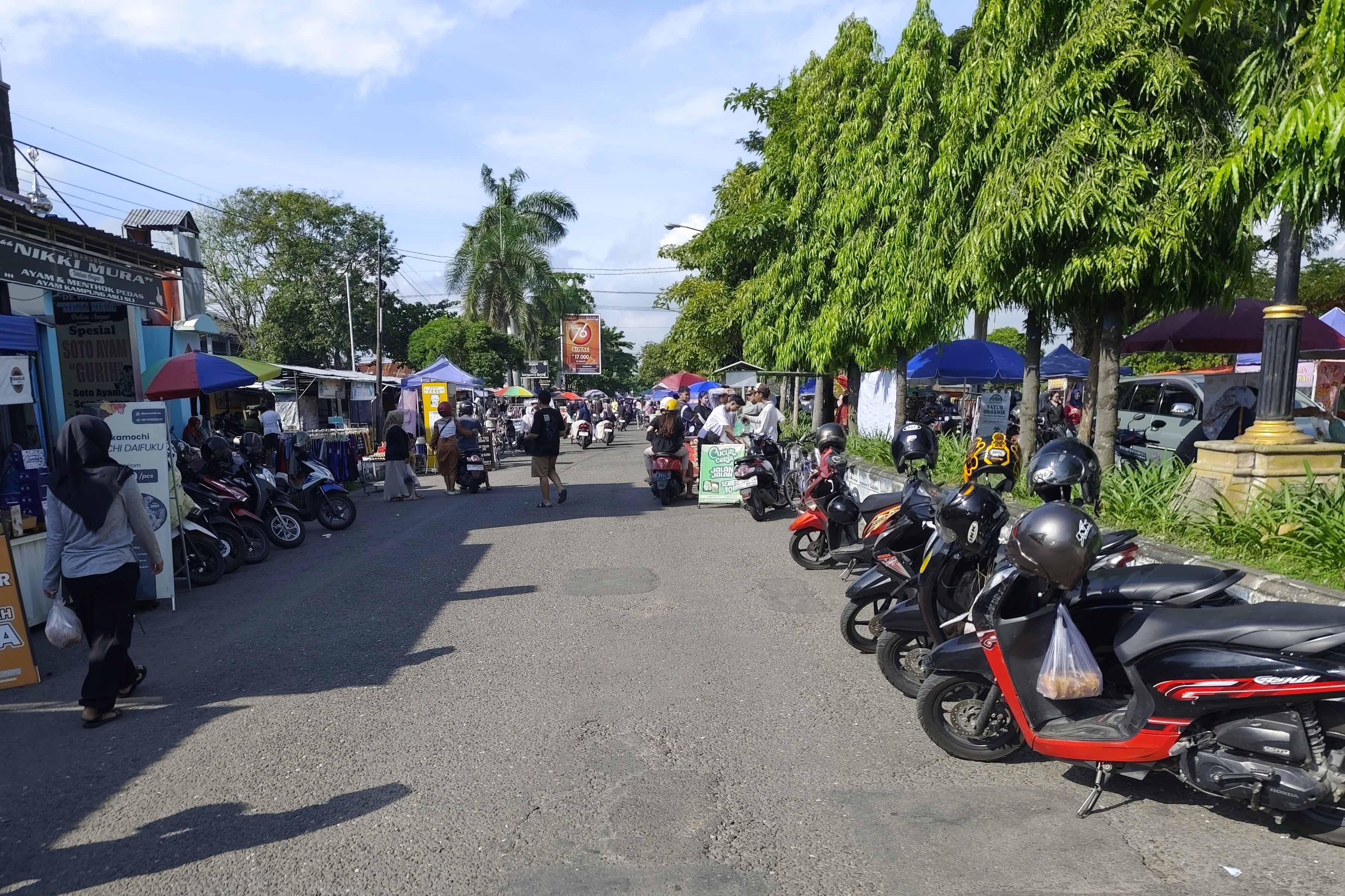 RAMAI: Parkir sepeda motor warga dan kaki lima saat car free day atau CFD di Jalan Suromenggolo alias jalan baru pada hari Minggu pagi.
