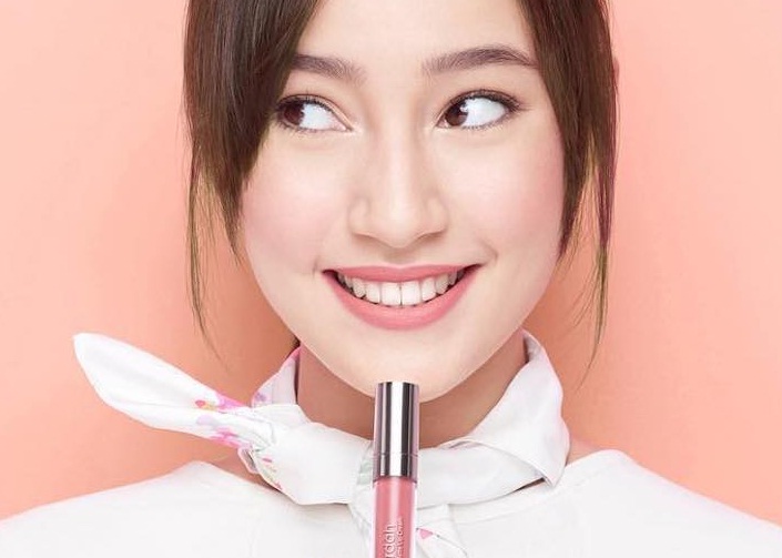 Ilustrasi lipstik Wardah Instaperfect Matte Paint mencerahkan bibir pucat.