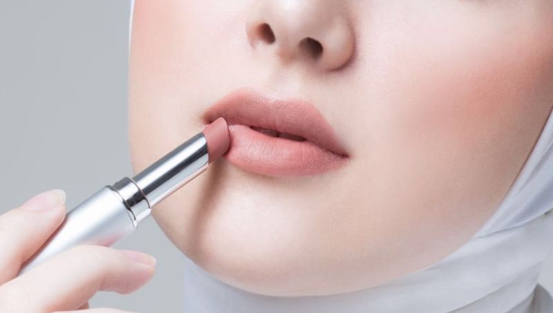 Ilustrasi rekomendasi warna tercantik lipstik matte Wardah Long Lasting.