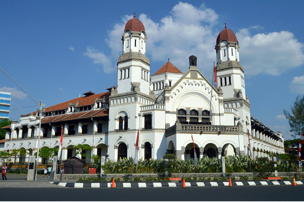 Ilustrasi tempat wisata lawang sewu yang cocok dikunjungi saat liburan sekolah.