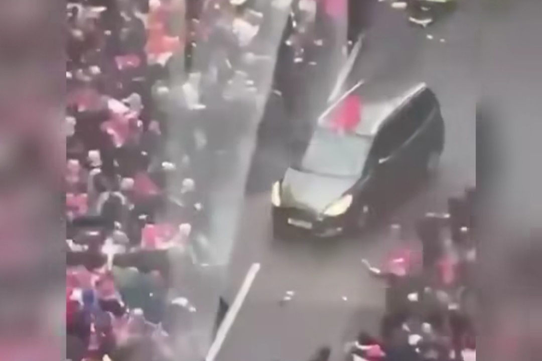 Video amatir merekam detik-detik mobil tabrak kerumunan fans Liverpool saat parade juara, Senin 26 Mei 2025 waktu setempat.
