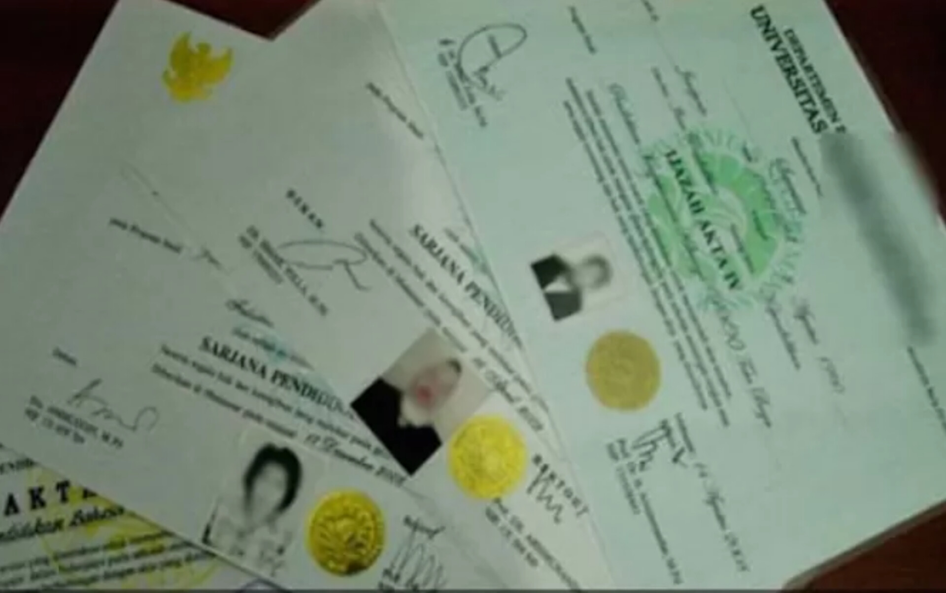 Perusahaan di Kota Madiun dilarang menahan ijazah karyawannya. ILUSTRASI FOTO: JAWAPOS