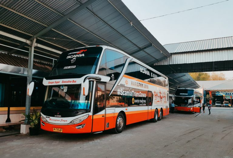 Sleeper bus Harapan Jaya.