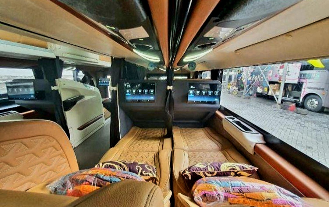 Ingin ke Lombok dari Surabaya tanpa capek? Coba sleeper bus nyaman seperti kabin first class.