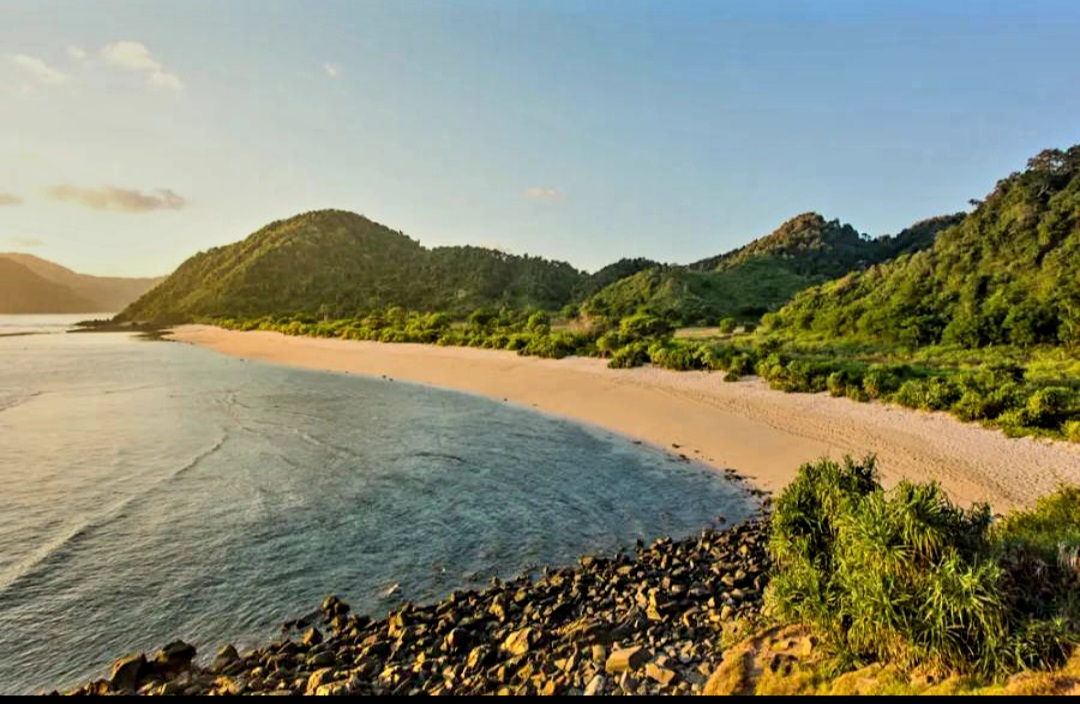 Pantai Kuta Mandalika, destinasi wajib ketika berkunjung ke Lombok.