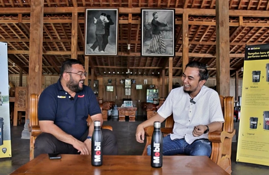 Ki Agus, owner STJ (baju putih) saat berbincang dengan Youtuber.