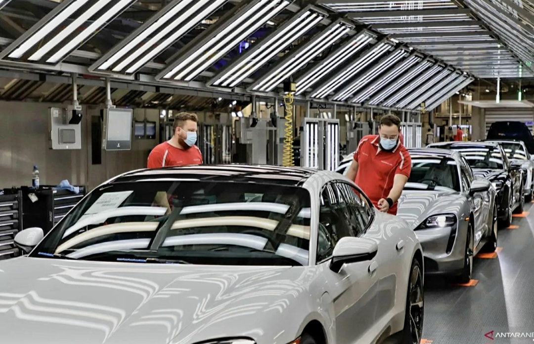 Pekerja Porsche sedang merampungkan produksi mobil.