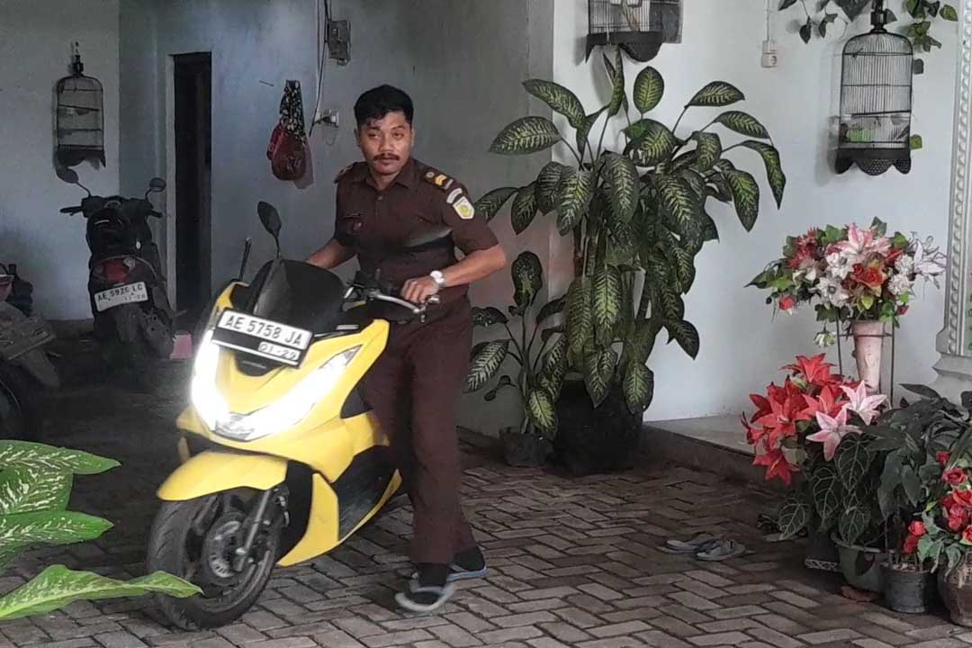 KASUS RASUAH: Tim Kejari Ngawi mendatangi rumah anggota DPRD berinisial W di Desa/Kecamatan Geneng, tersangka kasus dugaan gratifikasi pengadaan lahan pabrik mainan PT GFT, Senin 26 Mei 2025.