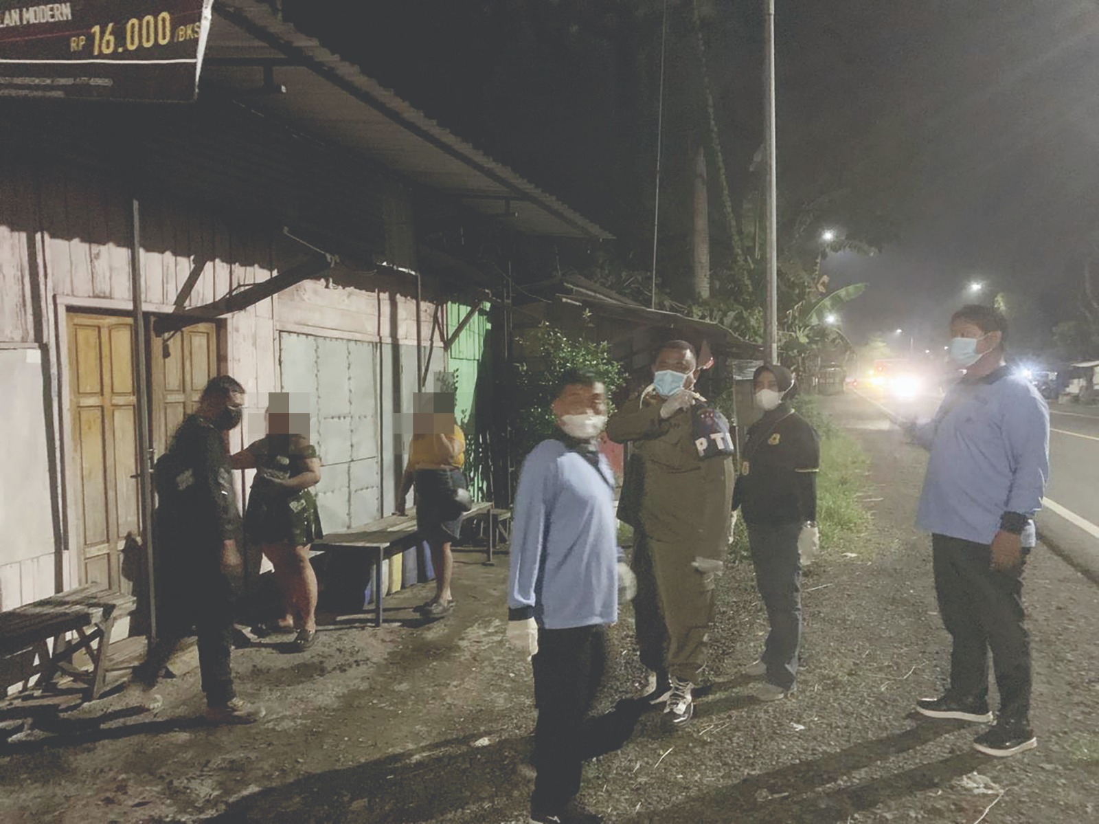 Petugas Satpol PP merazia warung remang-remang di Caruban, Madiun dapati seorang PSK positif HIV. FOTO: ISTIMEWA