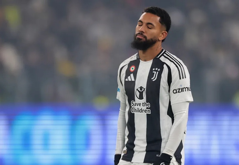 Douglas Luiz tampil mengecewakan di musim debut bersama Juventus.