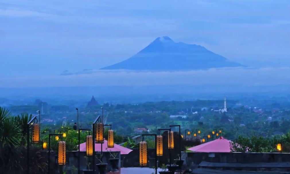 Pemandangan Candi Prambanan dan Gunung Merapi dari Sumberwatu Heritage Resort.
