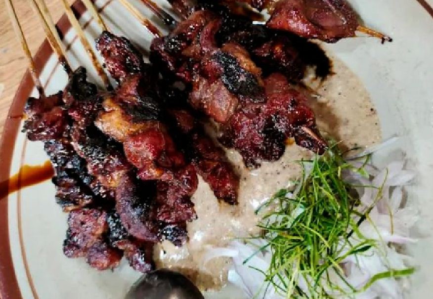 Menu sate kambing di Warung Sate Ndelik Magetan.