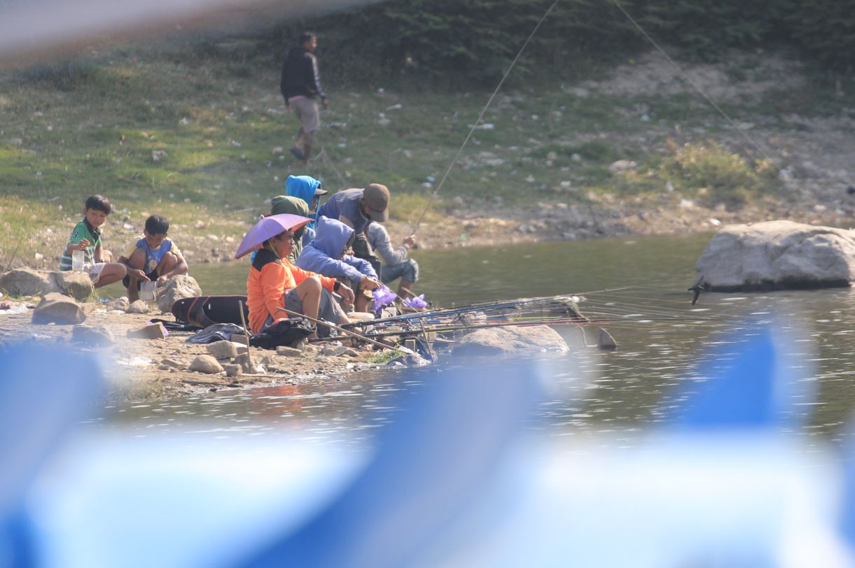 SALURKAN HOBI: Suasana salah satu spot mancing di Telaga Wurung, Magetan.