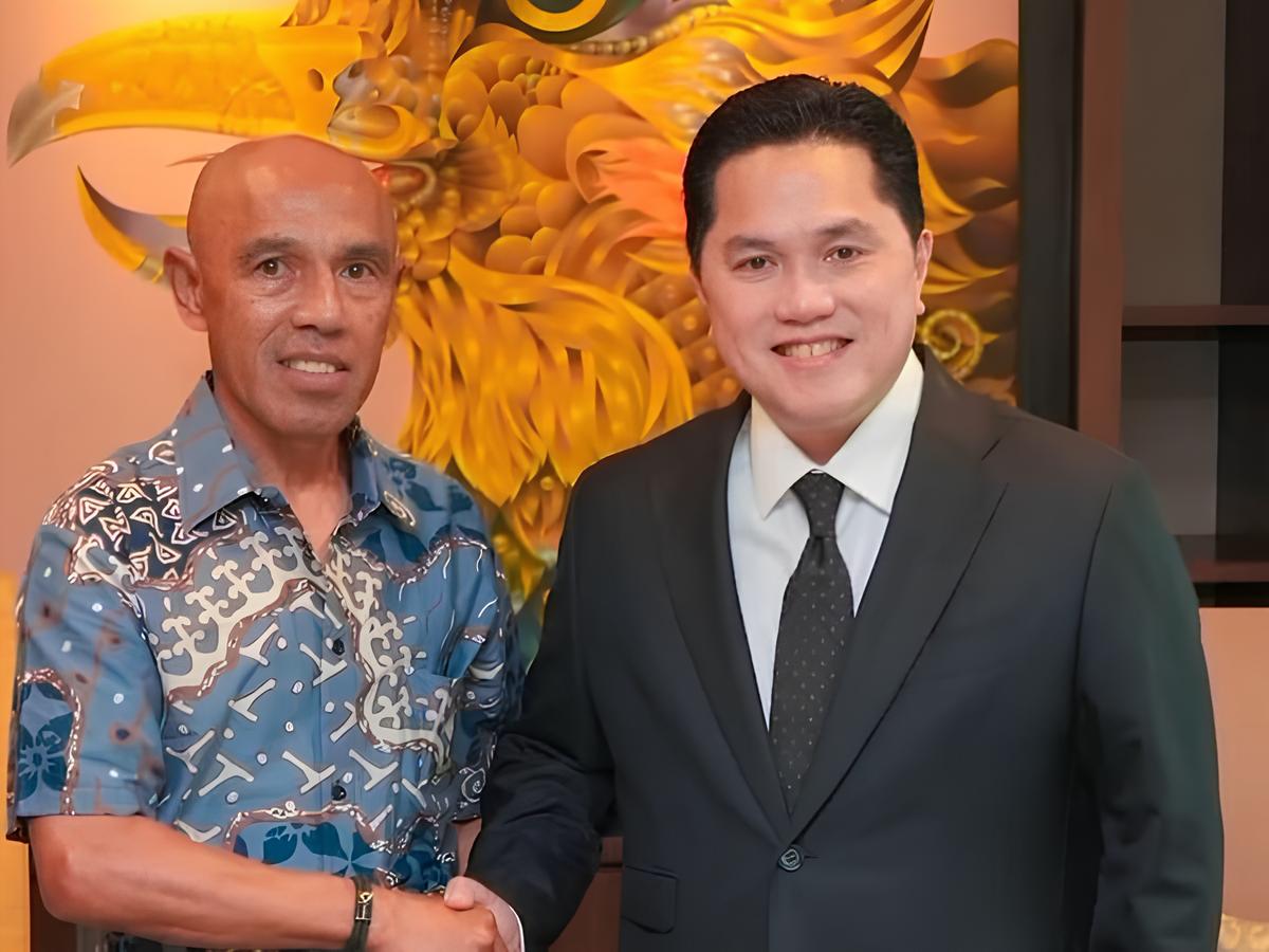 Simon Tahamata dan Erick Thohir.