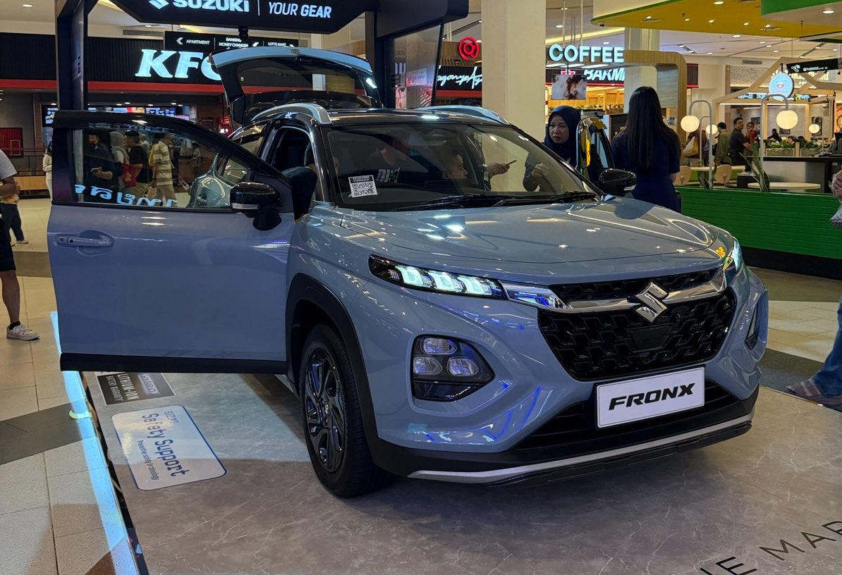 Tampilan stylish dan modern Suzuki Fronx 2025&nbsp;yang memiliki mesin hybrid dengan efisiensi bahan bakar yang mumpuni.
