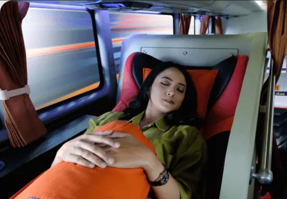 Ilustrasi bedak traveling yang tetap segar dipakai naik sleeper bus.