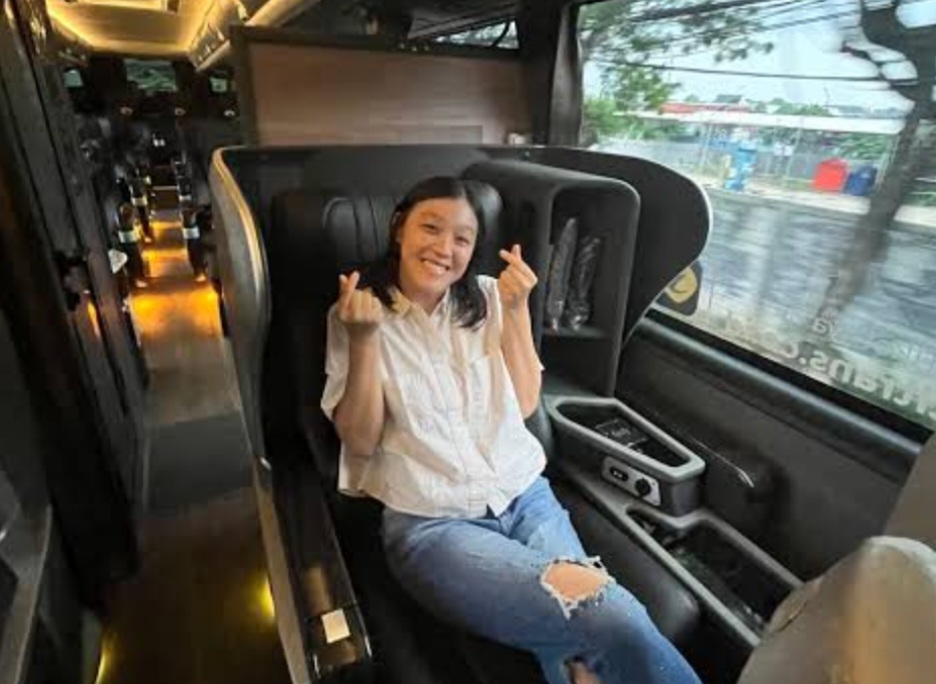 Salah seorang penumpang sleeper bus Cititrans sedang menikmati perjalanan nyaman.