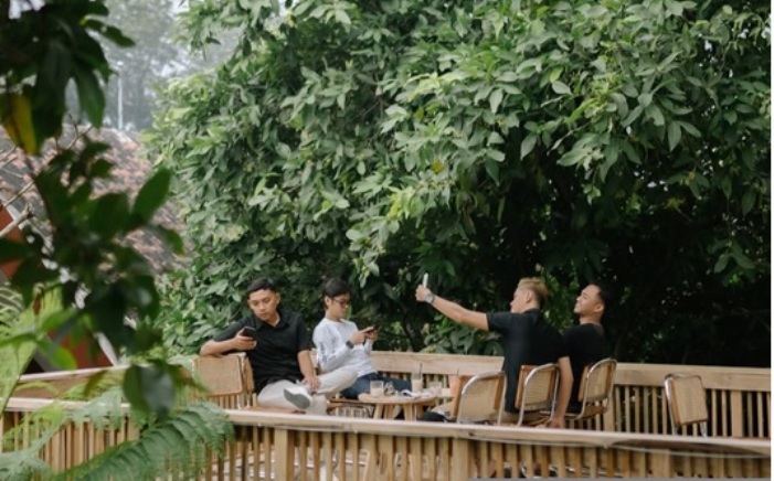 Holly salah satu rekomendasi coffee shop di Madiun buat anak skena nongkrong.
