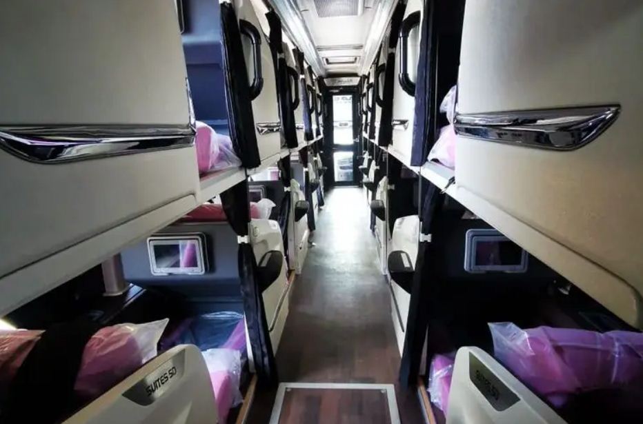 Interior kelas Grand Suites PO Sahaalah, sleeper bus yang melayani rute Jakarta-Jepara.