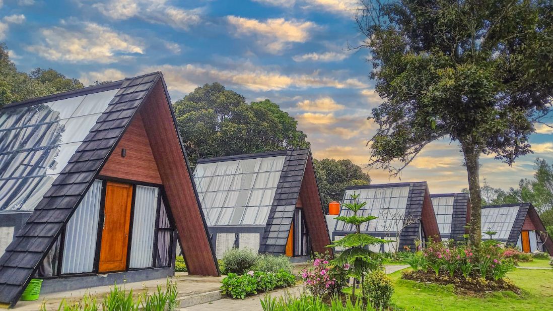 Sakura Hills Glamping di Tawangmangu.