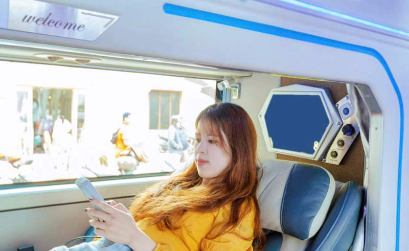 Ilustrasi rekomendasi lipstik traveling saat naik sleeper bus.