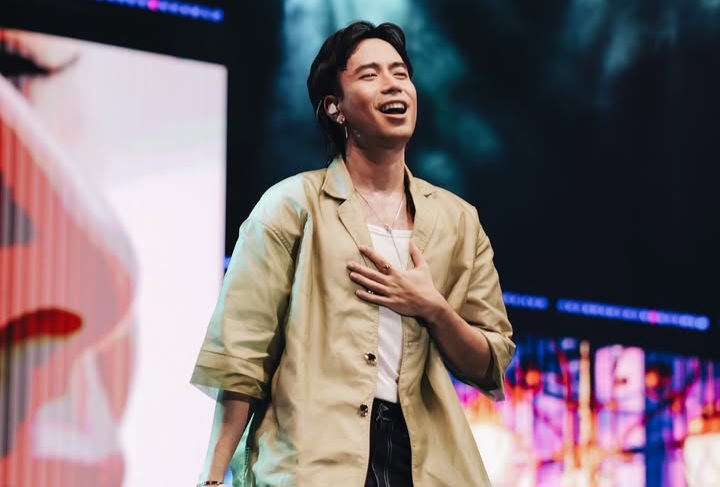 Vidi Aldiano dalam sebuah konser.