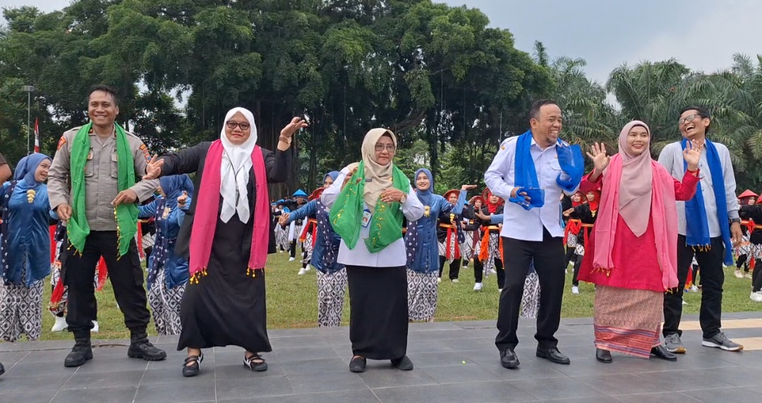 BERI CONTOH: Bupati Nanik dan Wabup Suyatni menari bersama para peserta peringatan Hardiknas 2025, Rabu 28 Mei 2025.