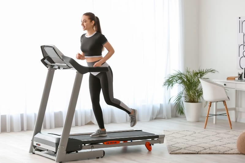 Ilustrasi perempuan sedang berolahraga di treadmill.
