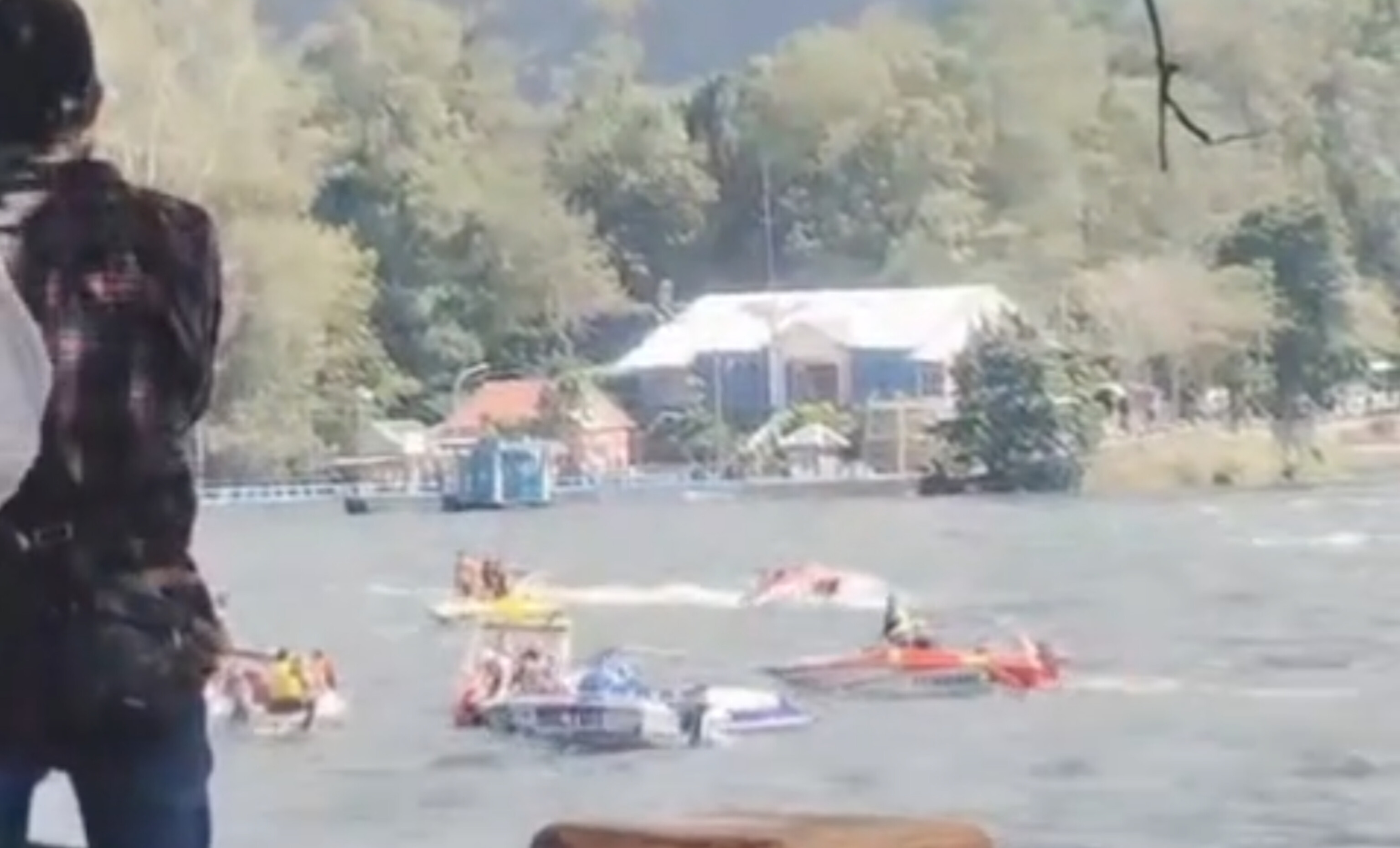 Petugas bersiap melakukan pencarian barang-barang milik wisatawan yang hilang usai speedboat terbalik di Telaga Sarangan, Kamis (29/5). FOTO: TANGKAPAN LAYAR