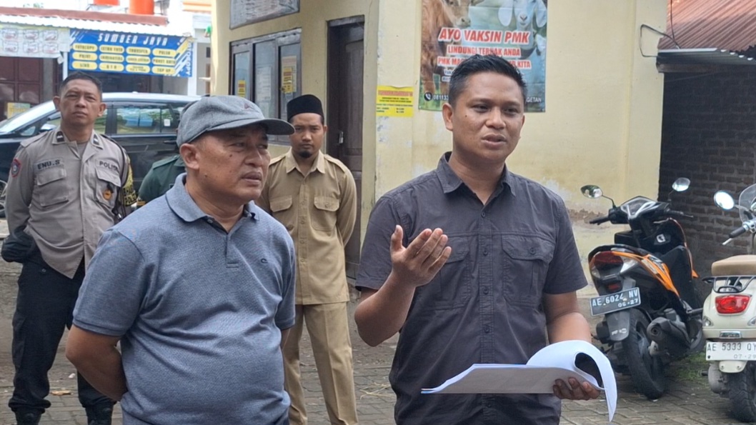 Lurah Maospati Indra Ariesta Ardy (kanan).
