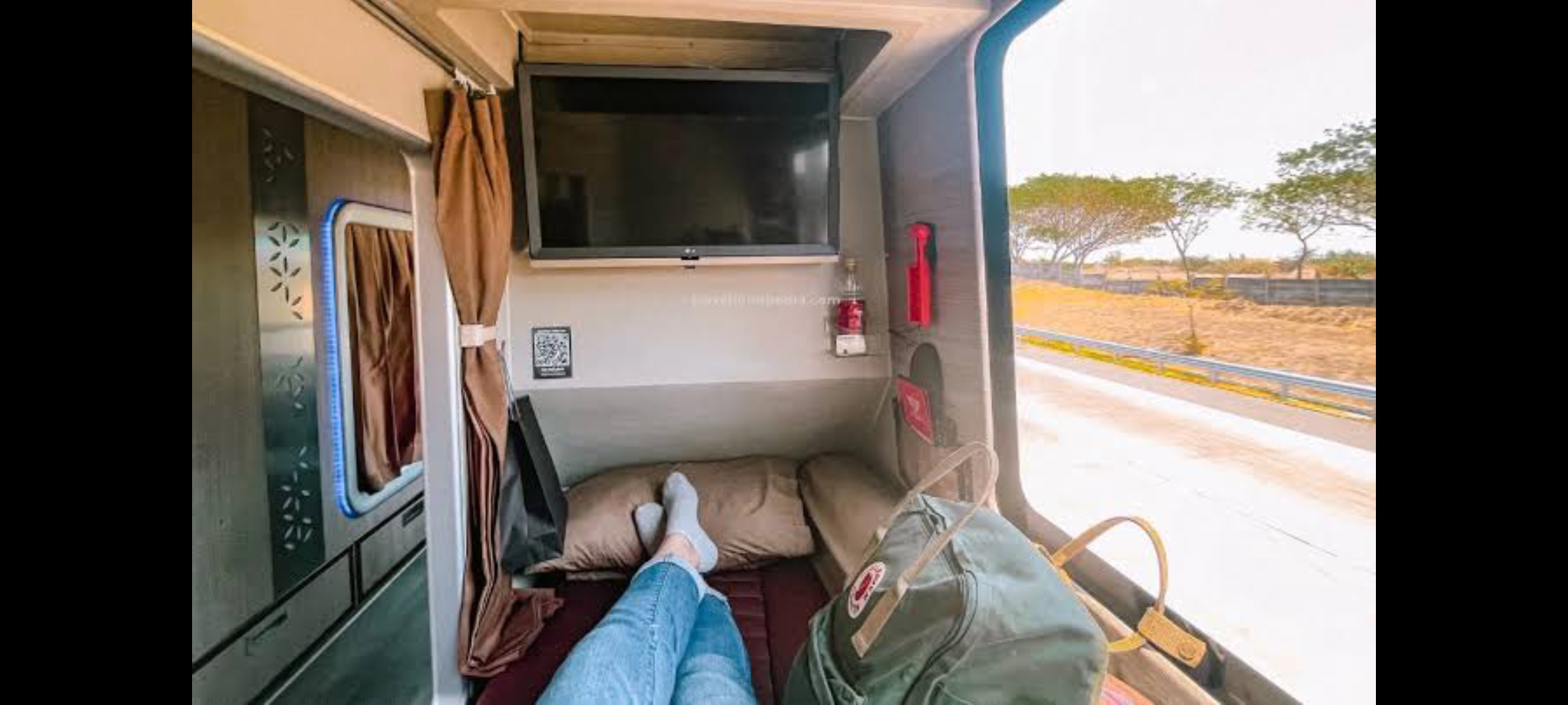 Ilustrasi naik sleeper bus.