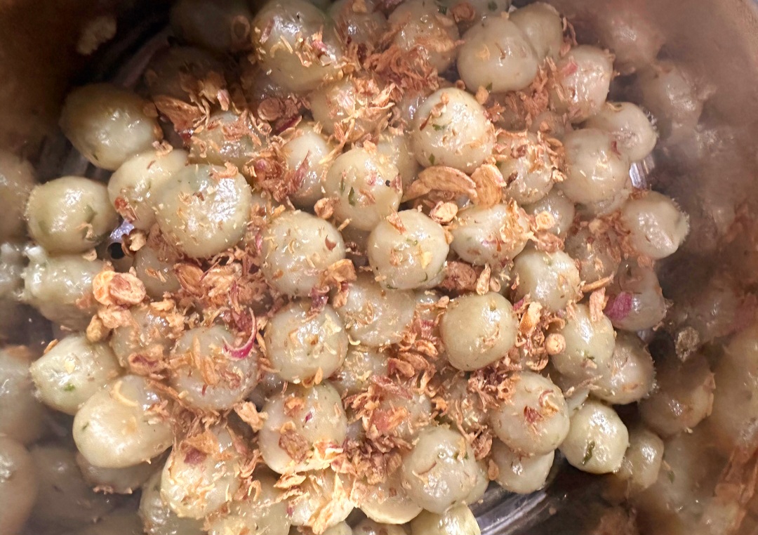 Cilok, camilan khas Bandung dari tepung tapioka yang gurih dan kenyal.