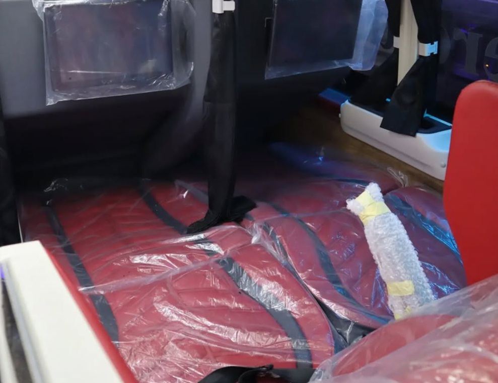 Tipe Suites Class dirancang khusus dengan kursi full sleeper bertumpuk dua lantai: dek atas dan bawah.