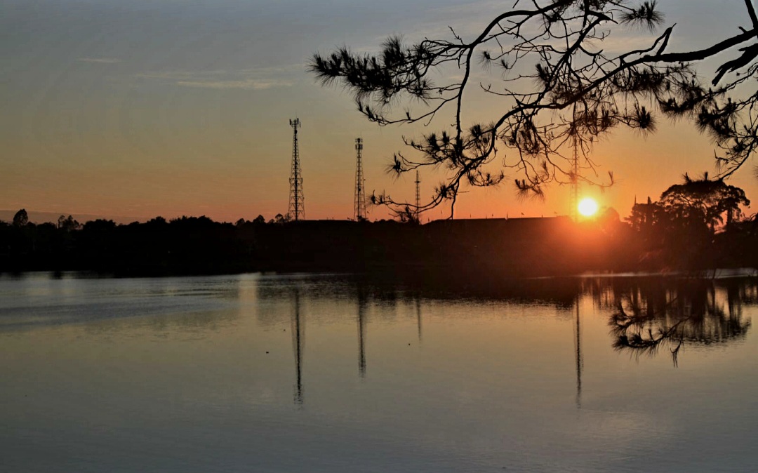 Nikmati sunrise Telaga Sarangan di Magetan.