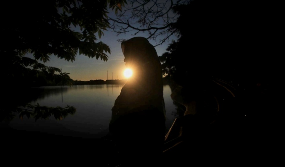 Sunrise di Telaga Sarangan, surga pagi yang memberikan kenyamanan dan keindahan.