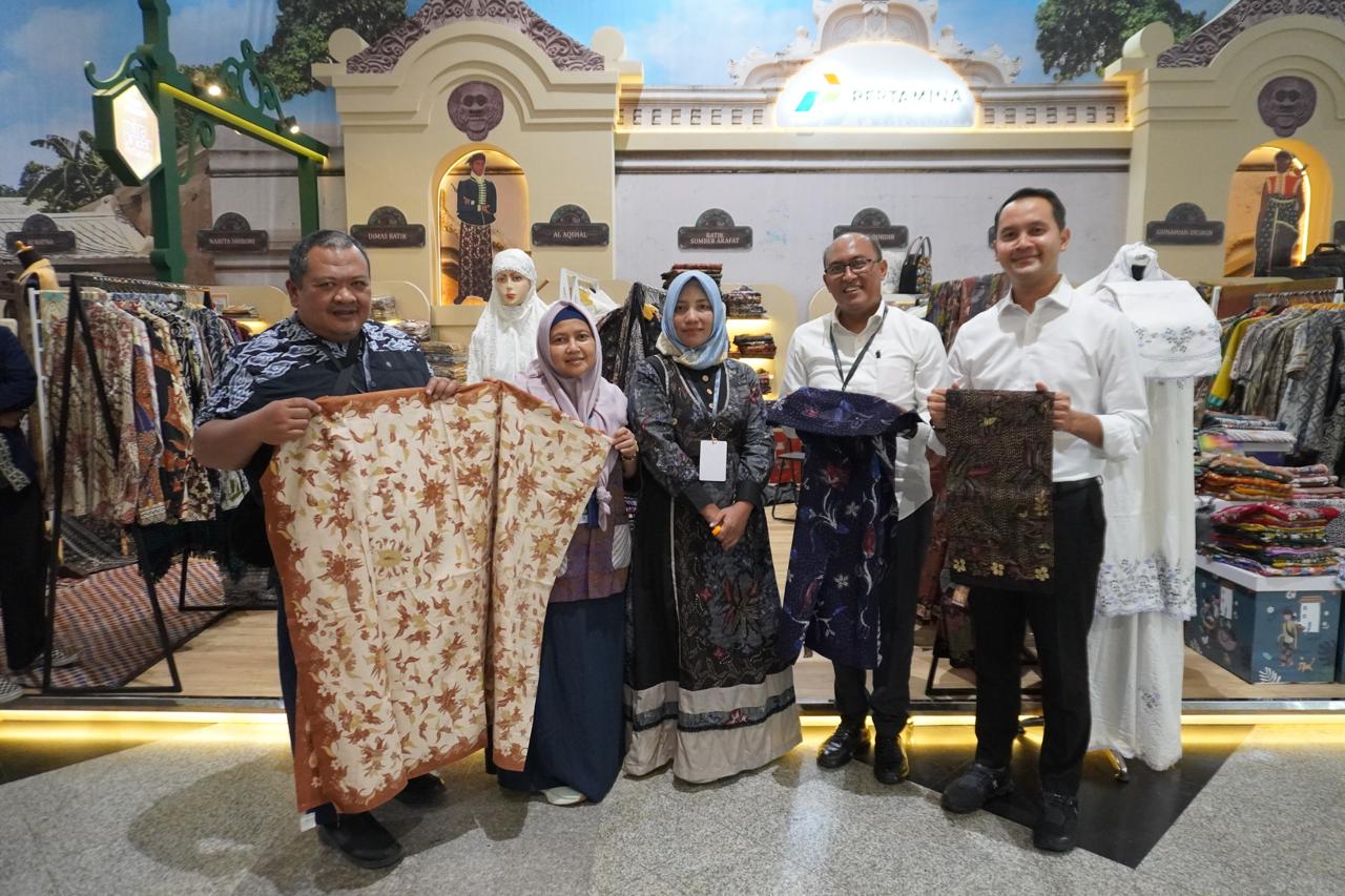 Darmayanti menunjukkan batik gentongan karya UMKM Sumber Arafat yang telah dipasarkan hingga Jepang dan Singapura. FOTO: PERTAMINA