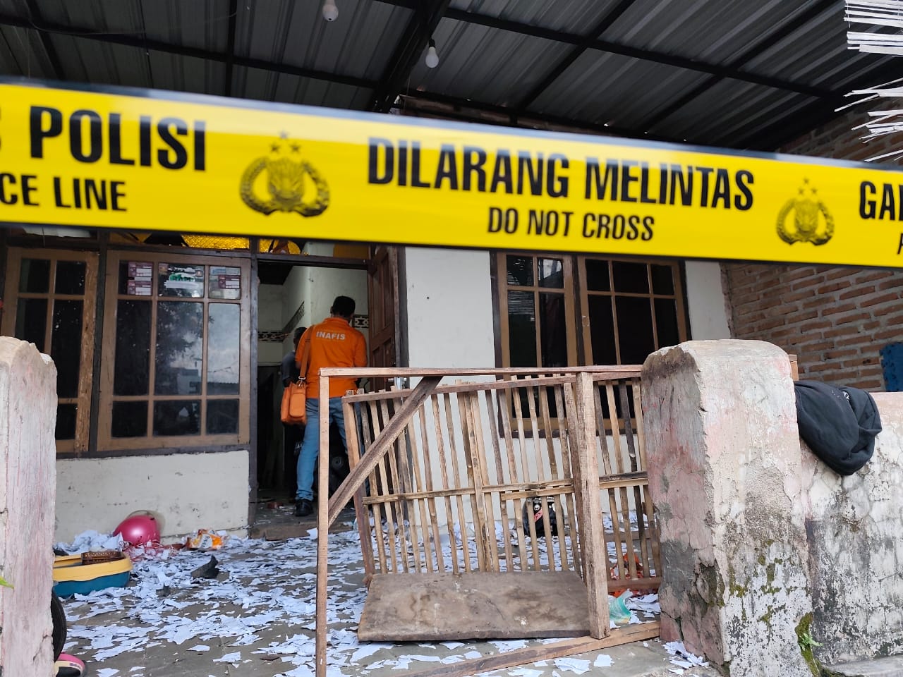 Ledakan petasan merusak rumah di Kepatihan, Ponorogo, Kamis 29 Mei 2025.