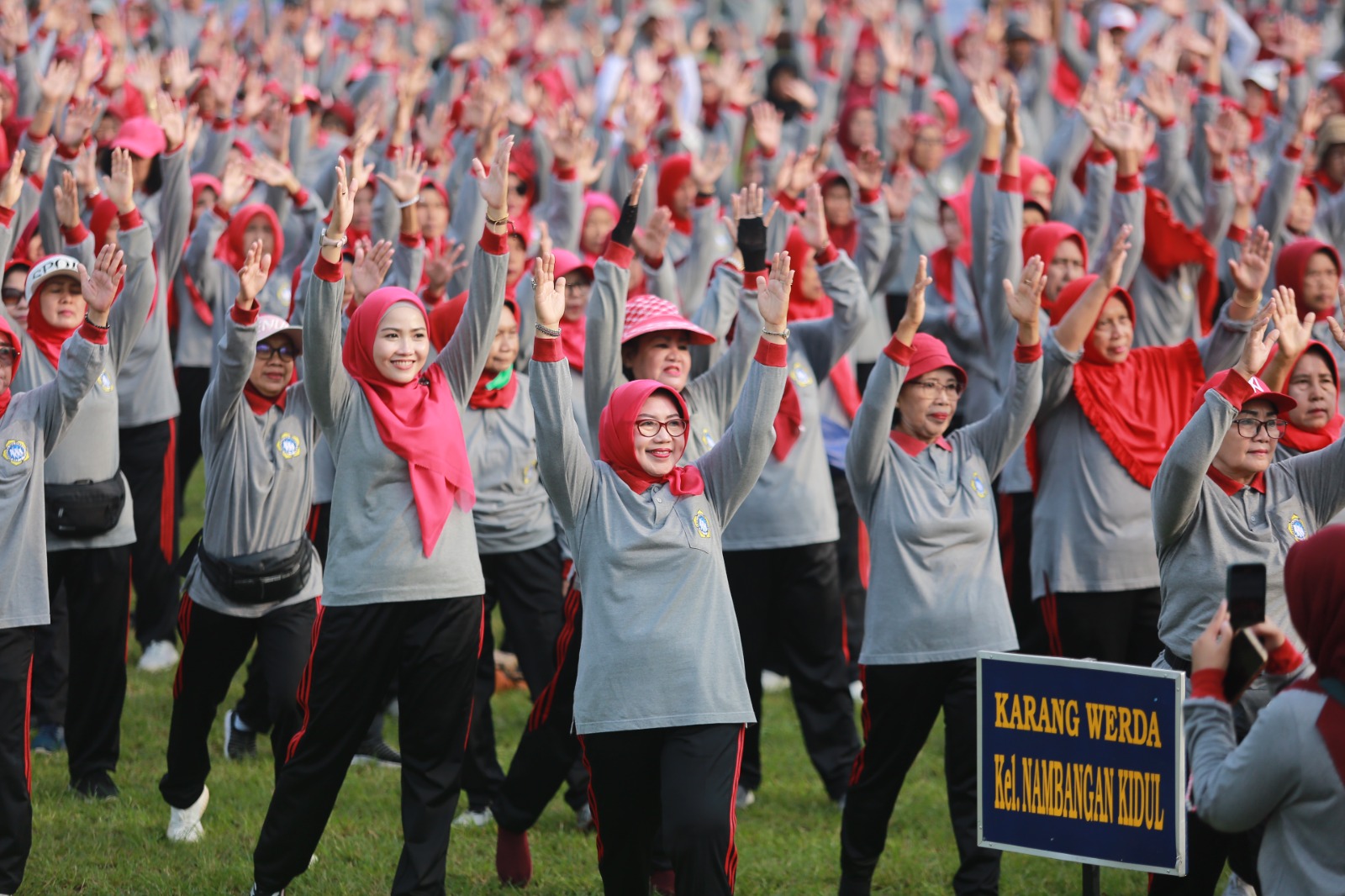 Lansia di Kota Madiun saat mengikuti senam bersama, salah satu program pelayanan kesehatan Pemkot yang mendapat apresiasi tinggi warga. FOTO: BAGAS BIMANTARA/RADAR MADIUN