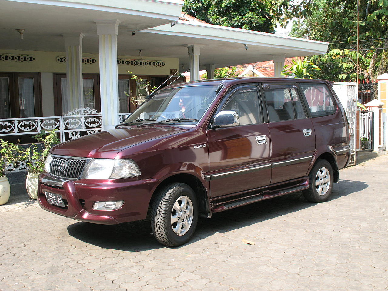 Kijang Kapsul hadir sebagai mobil keluarga sejati, dikenal karena ketangguhan dan desainnya yang tak lekang oleh waktu.
