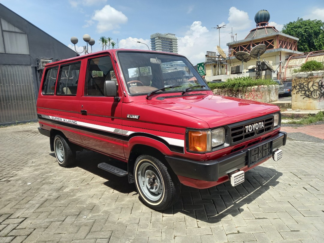 Varian karoseri seperti Commando dan Rover menghadirkan desain unik Kijang Kotak yang kini diburu kolektor retro.