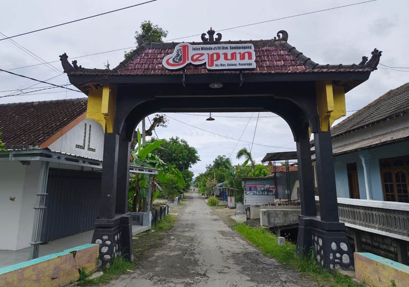 Tempat tinggal Dewi Astutik di Desa/Kecamatan Balong, Ponorogo.