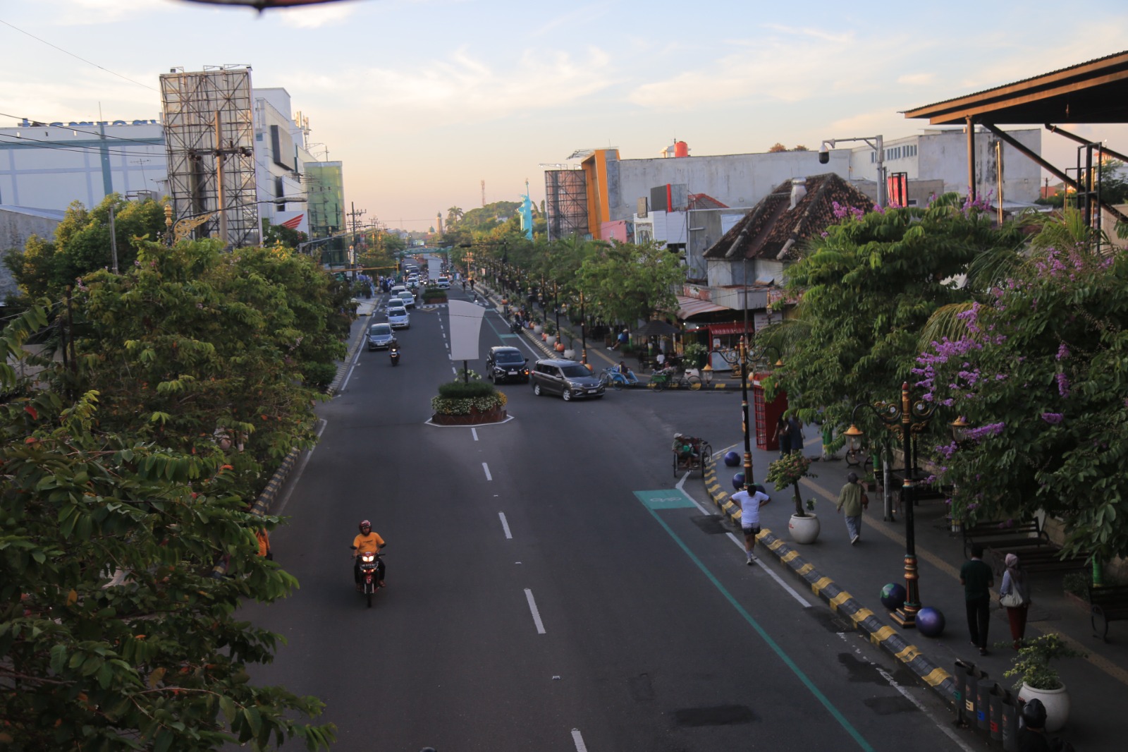 Jalan Pahlawan menjadi salah satu titik utama yang ditutup selama parade militer berlangsung, Jumat (31/5). FOTO: BAGAS BIMANTARA/RADAR MADIUN