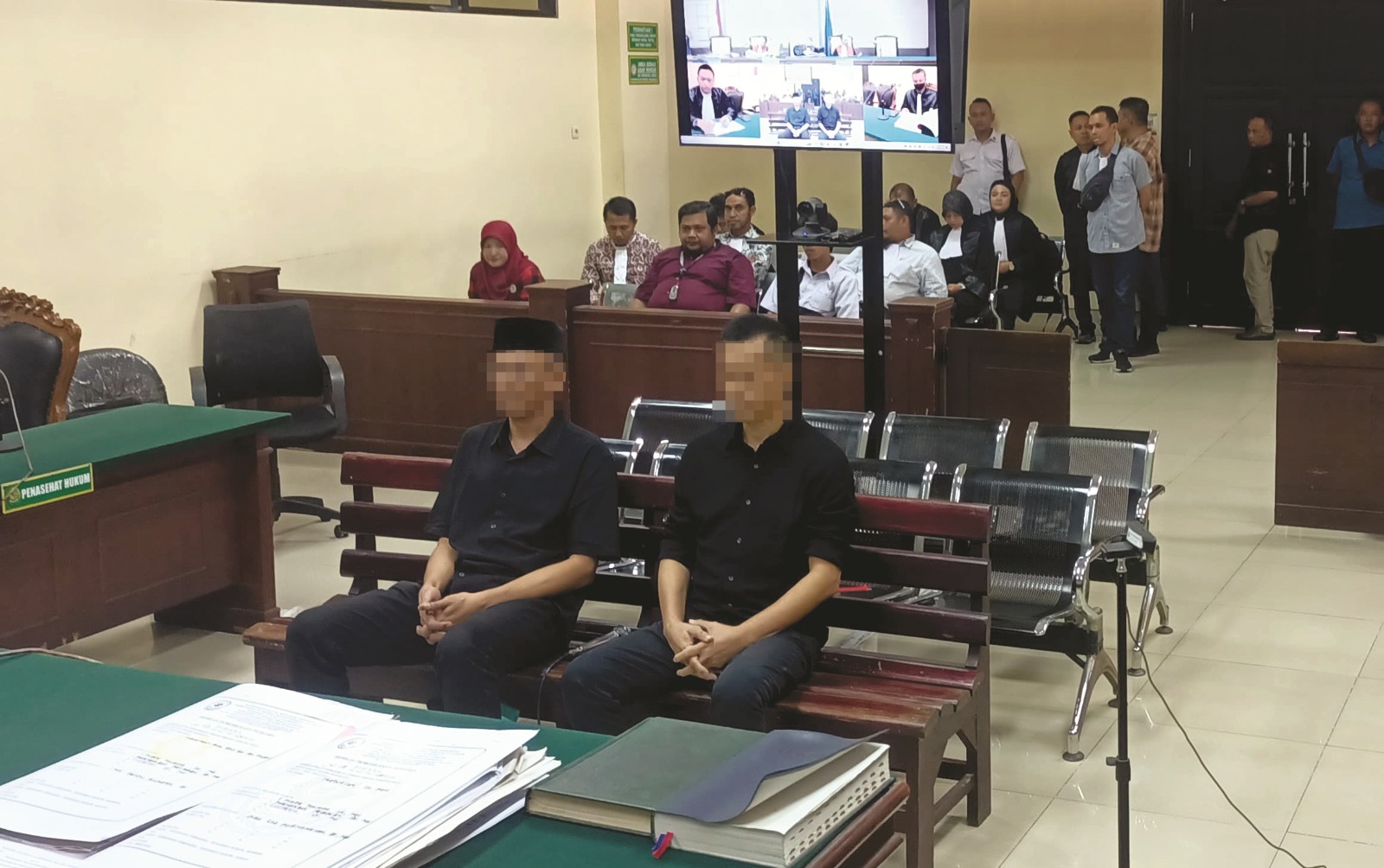 Kedua terdakwa korupsi PSU, HS dan TI, menjalani sidang tuntutan di Pengadilan Tipikor Surabaya, Rabu (28/5). FOTO: KEJARI UNTUK JAWA POS RADAR MADIUN