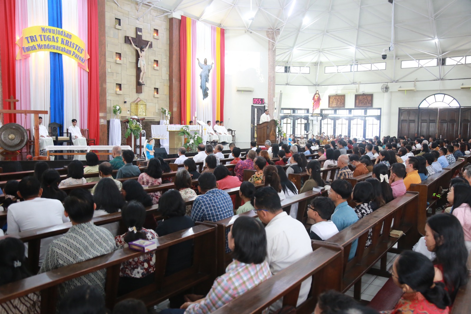 Ratusan umat mengikuti misa Hari Raya Kenaikan Yesus Kristus di Gereja Mater Dei Madiun, Kamis (29/5). FOTO: BAGAS BIMANTARA/JAWA POS RADAR MADIUN