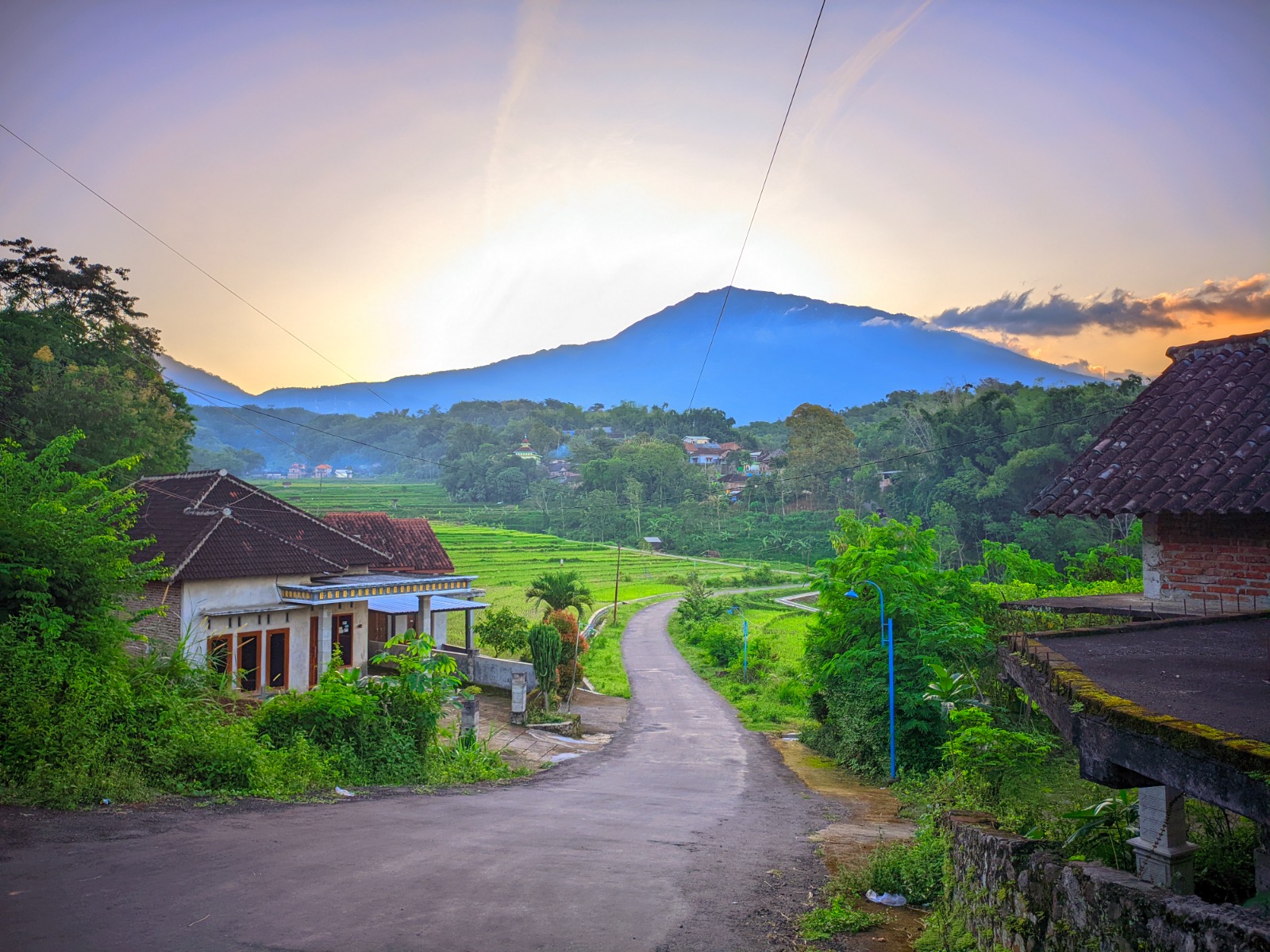 Jalur Cemoro Sewu dipadati pendaki sejak Rabu malam. Cuaca cerah membuat pendakian Gunung Lawu jadi pilihan utama wisatawan. FOTO: AJI PUTRA/RADAR MAGETAN