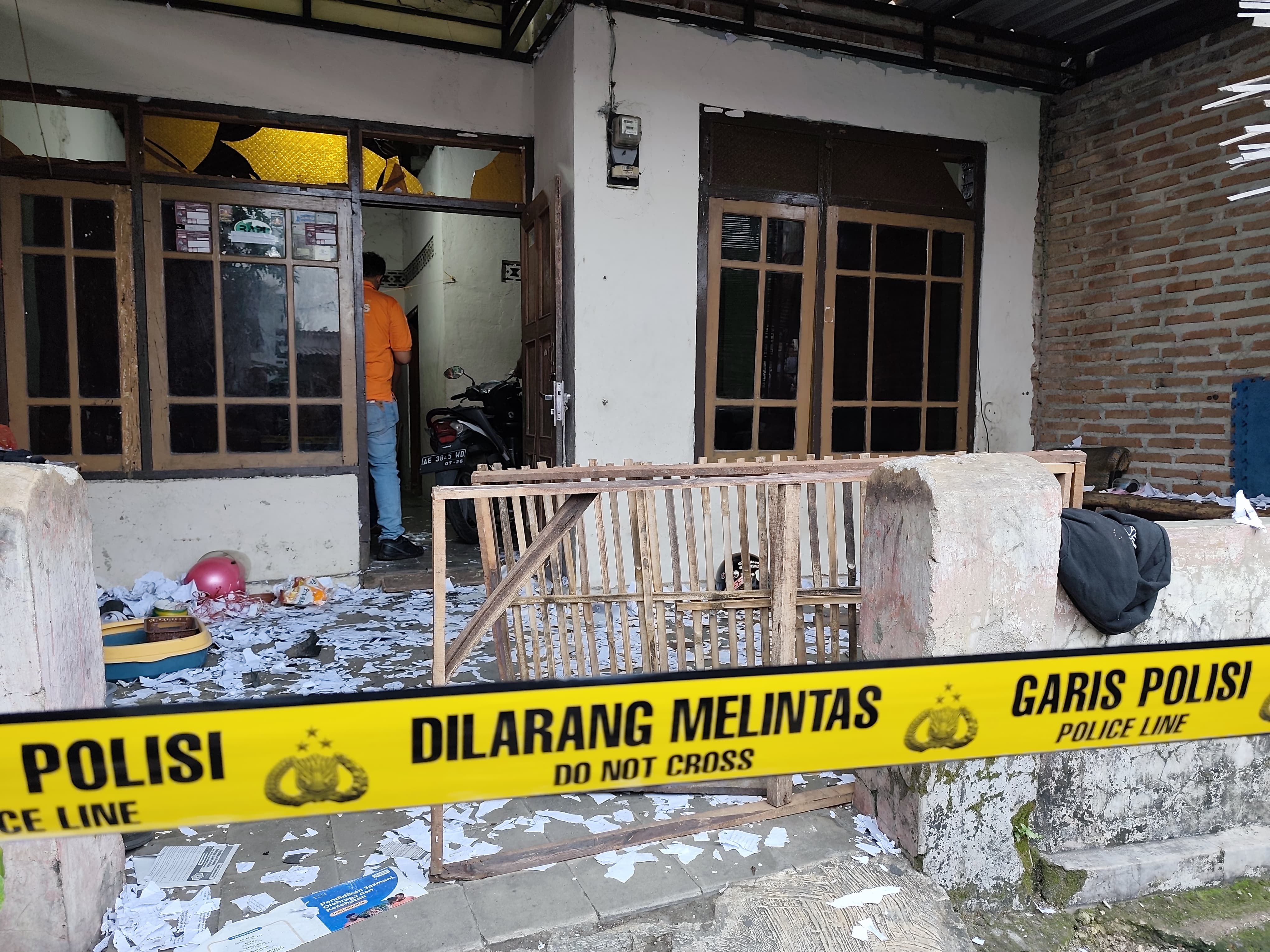 PETAKA DINI HARI : Satreskrim Polres Ponorogo memasang garis polisi di rumah Ismi, Jalan Irawan, Kelurahan Kepatihan, Ponorogo. Lima bocah jadi korban ledakan petasan hari Kamis 29 Mei 2025 dini hari.