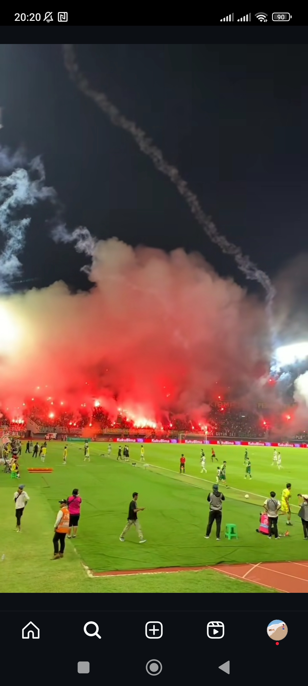 Aksi Bonek menyalakan flare di laga Persebaya vs Bali United di Liga 1 berujung denda dari Komdis PSSI.